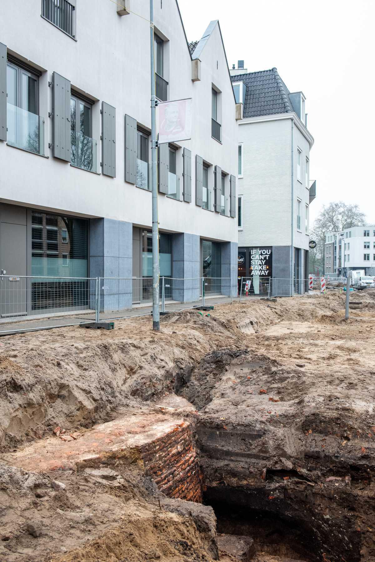 Archeologen ontdekken middeleeuwse toren bij graafwerkwerkzaamheden in Breda 