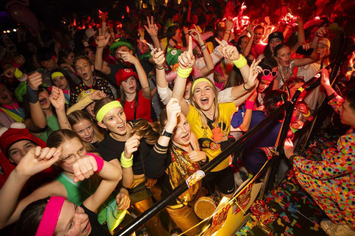 Café Janssen brengt de kroeg naar Kielegats Stuiterbal Café Janssen brengt de kroeg naar Kielegats Stuiterbal