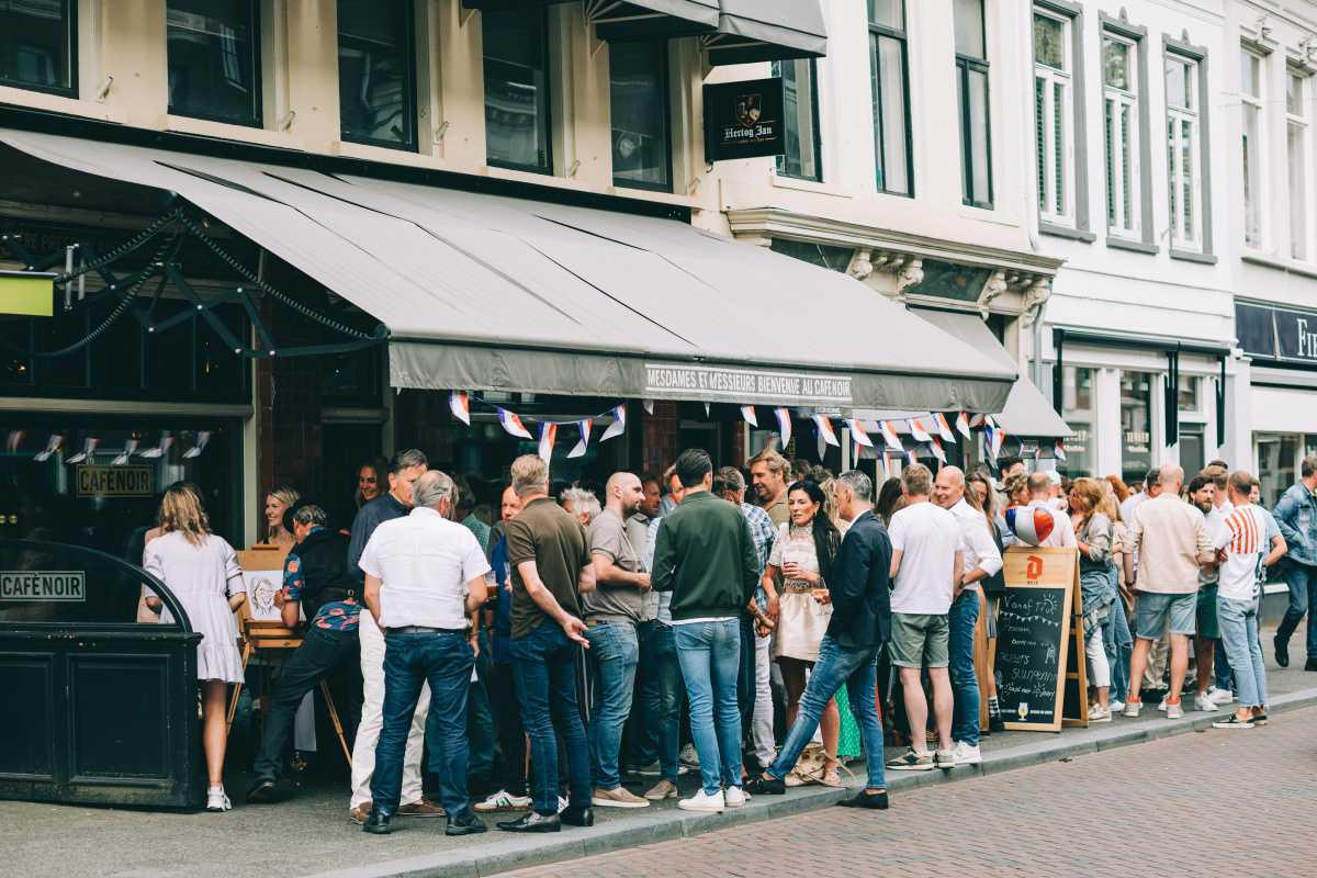 Café Noir viert 8 jarig jubileum met sfeervol feest Café Noir viert 8 jarig jubileum met sfeervol feest