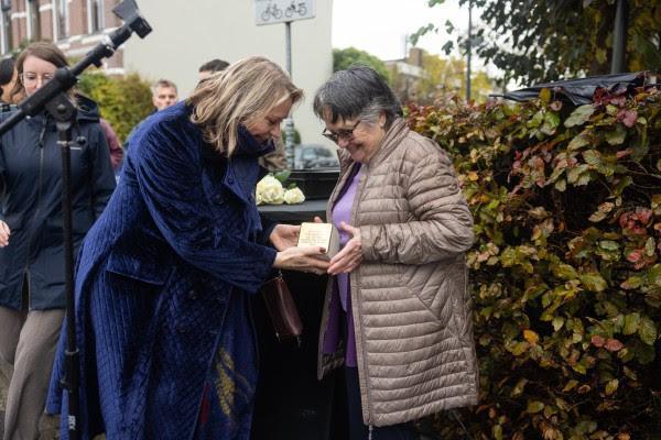 Nieuwe Stolpersteine in de Teijchinélaan en Koninginnestraat Nieuwe Stolpersteine in de Teijchinélaan en Koninginnestraat