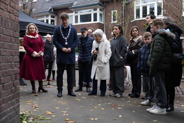 Struikelstenen geplaatst in de Dr. van Mierlostraat Struikelstenen geplaatst in de Dr. van Mierlostraat