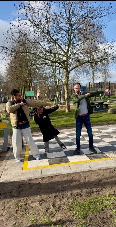 Wethouder Jeroen Bruijns danst in vernieuwd Park Kesteren