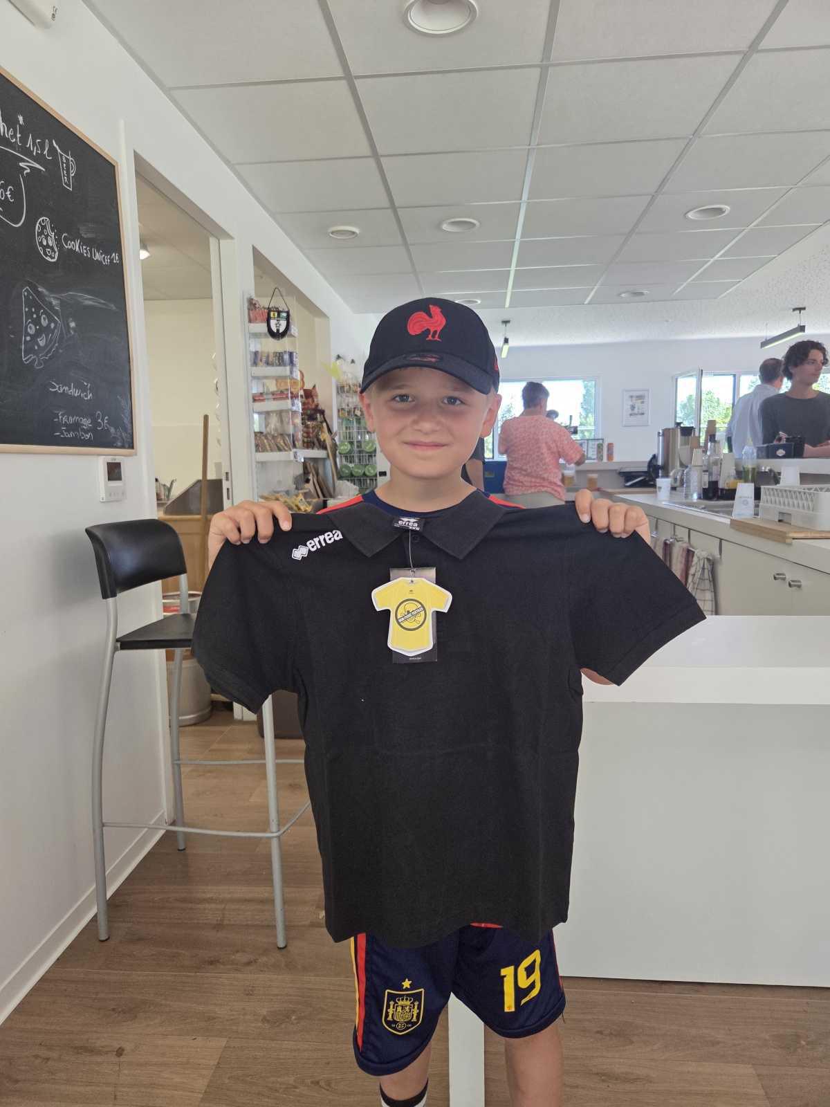 Les gagnants du concours reçoivent leurs tenues du club ! Les gagnants du concours reçoivent leurs tenues du club !