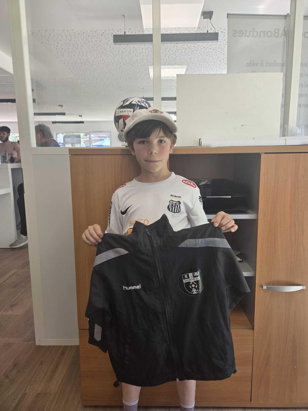 Les gagnants du concours reçoivent leurs tenues du club ! Les gagnants du concours reçoivent leurs tenues du club !