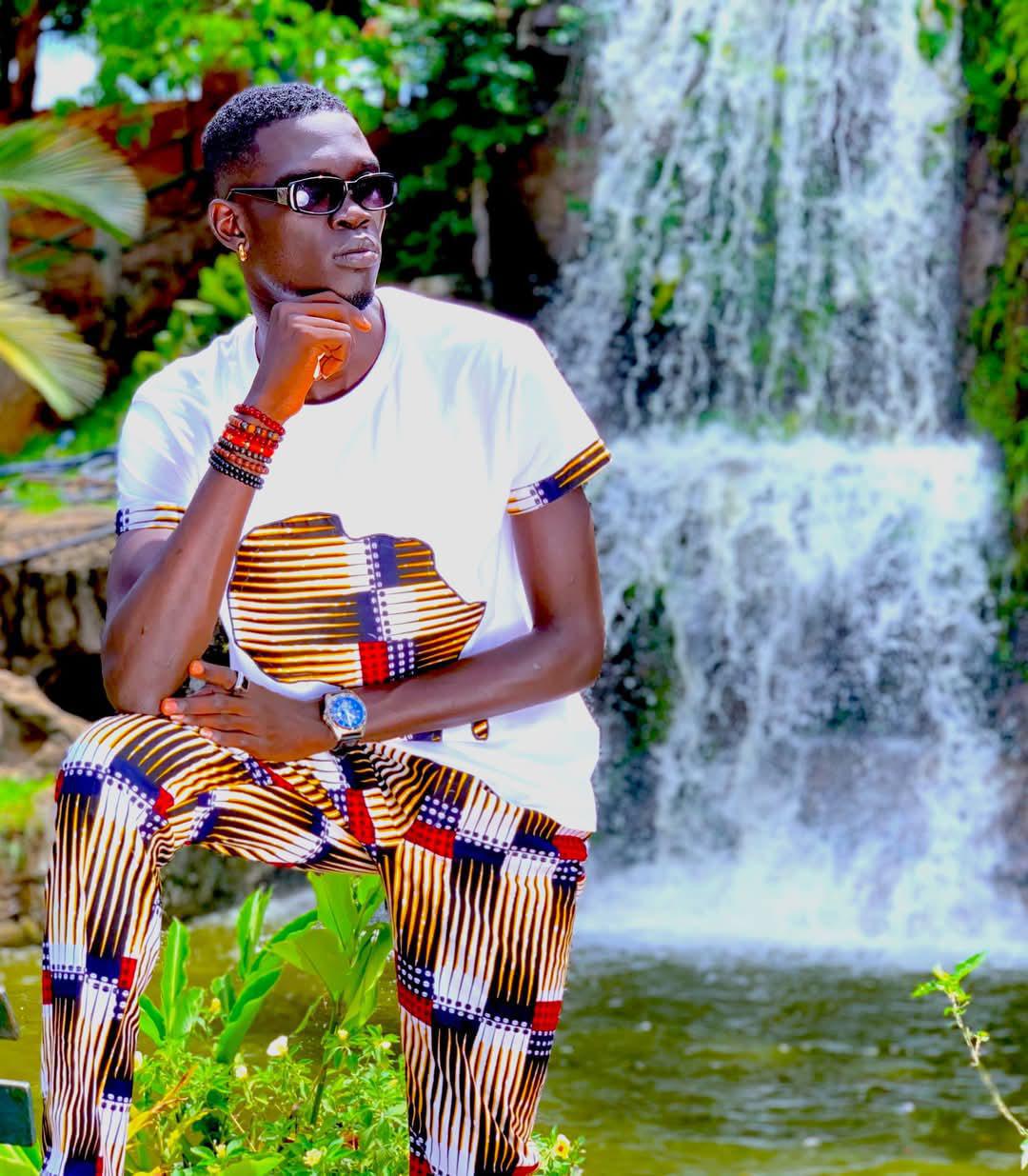 Quand la mode afro-urbaine rencontre l’élégance sur-mesure Quand la mode afro-urbaine rencontre l’élégance sur-mesure