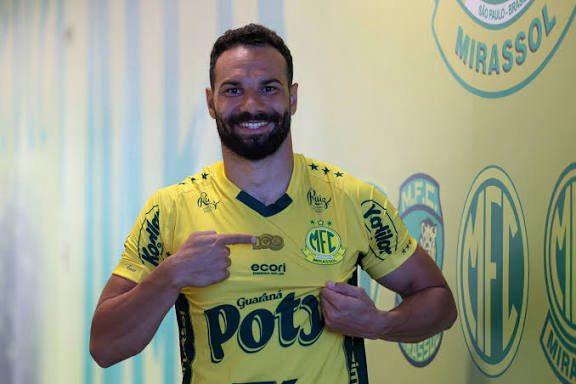 Goiás acompanha situação de Edson Carioca e pode lucrar com negociação futura Goiás acompanha situação de Edson Carioca e pode lucrar com negociação futura