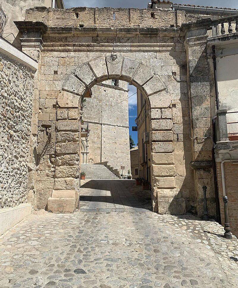 Antico Arco d'ingresso - Ancient Entrance Arch
