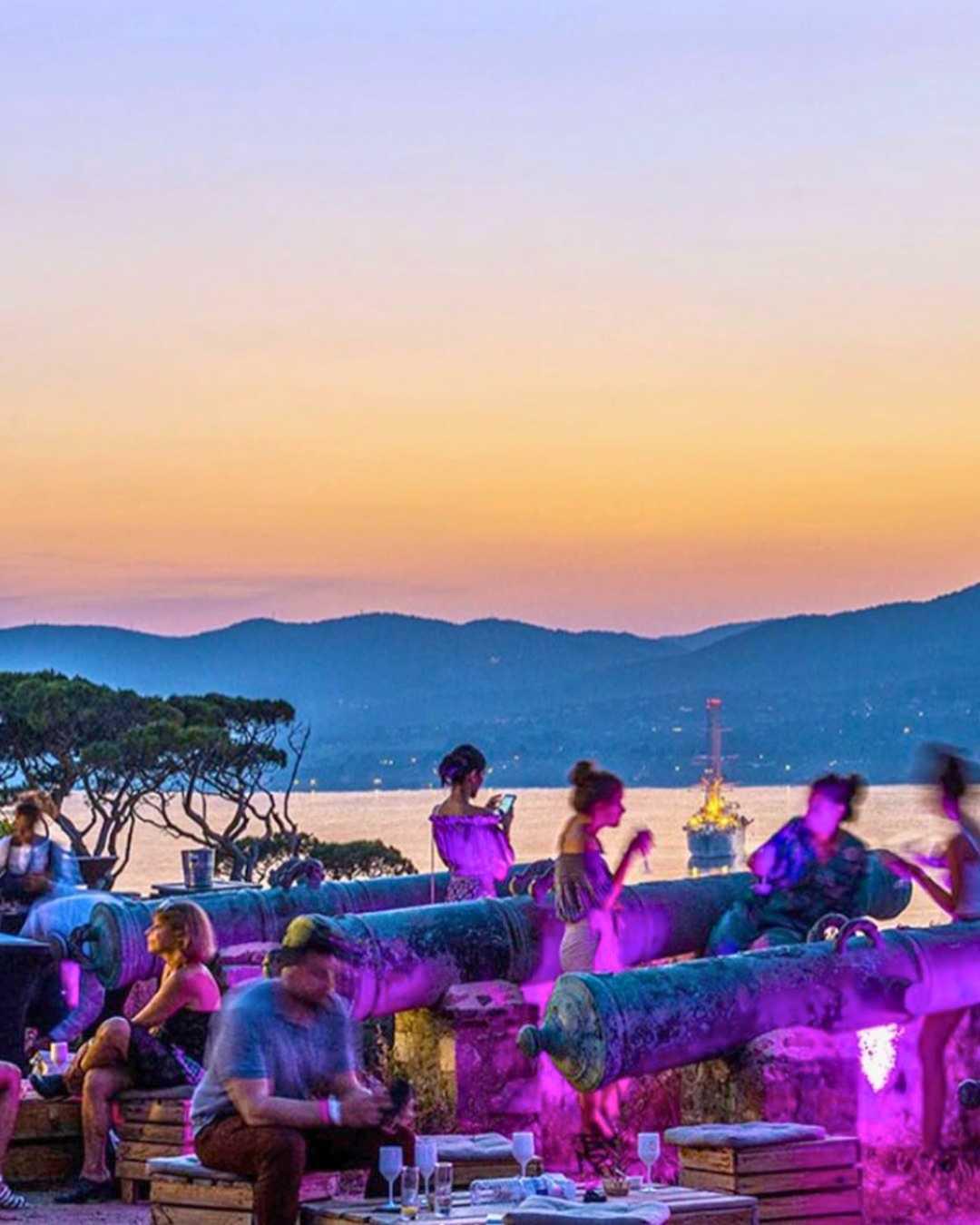 Verre sur mer au Château de Brégançon Verre sur mer au Château de Brégançon