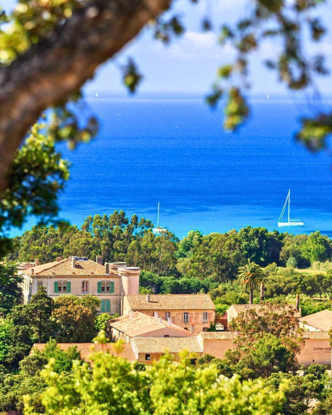 Verre sur mer au Château de Brégançon Verre sur mer au Château de Brégançon