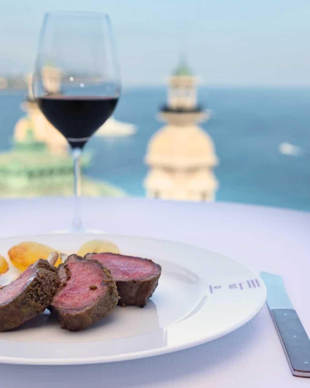 À Monaco : Sous le palais, la cave 