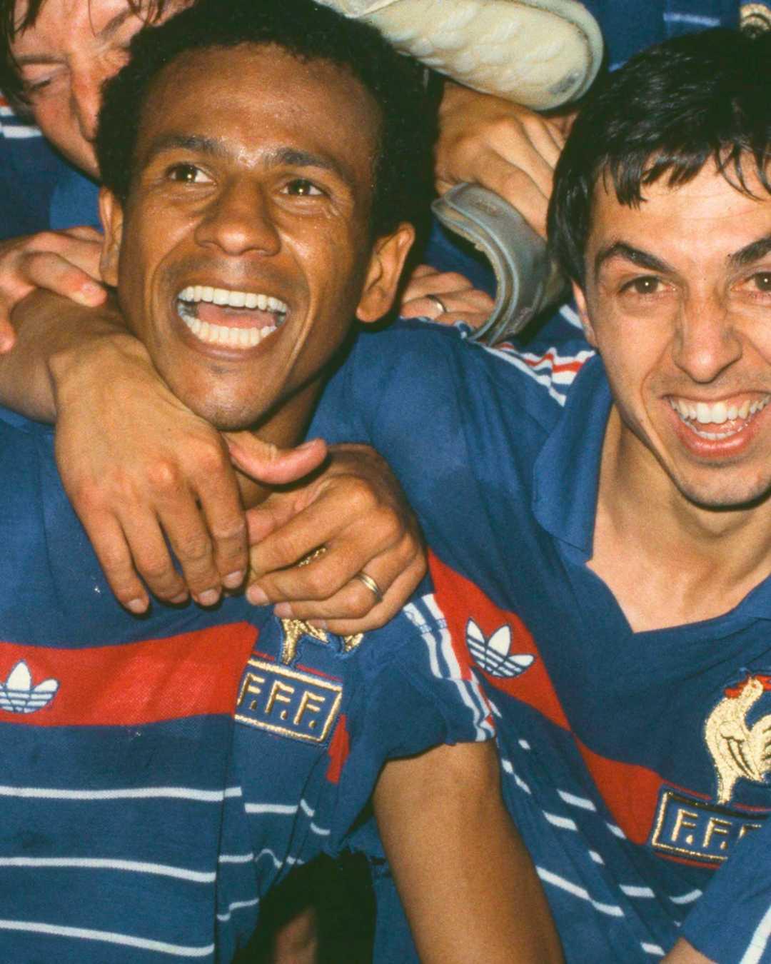 La Dona Tigana : maillot bleu et vin blanc 