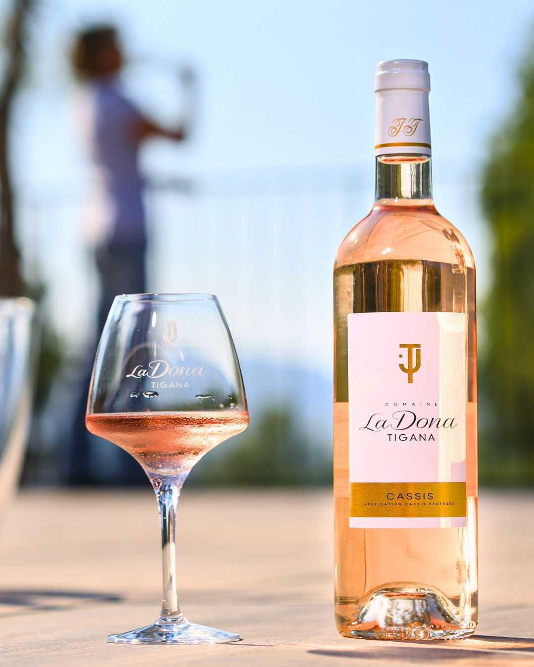 La Dona Tigana : maillot bleu et vin blanc La Dona Tigana : maillot bleu et vin blanc