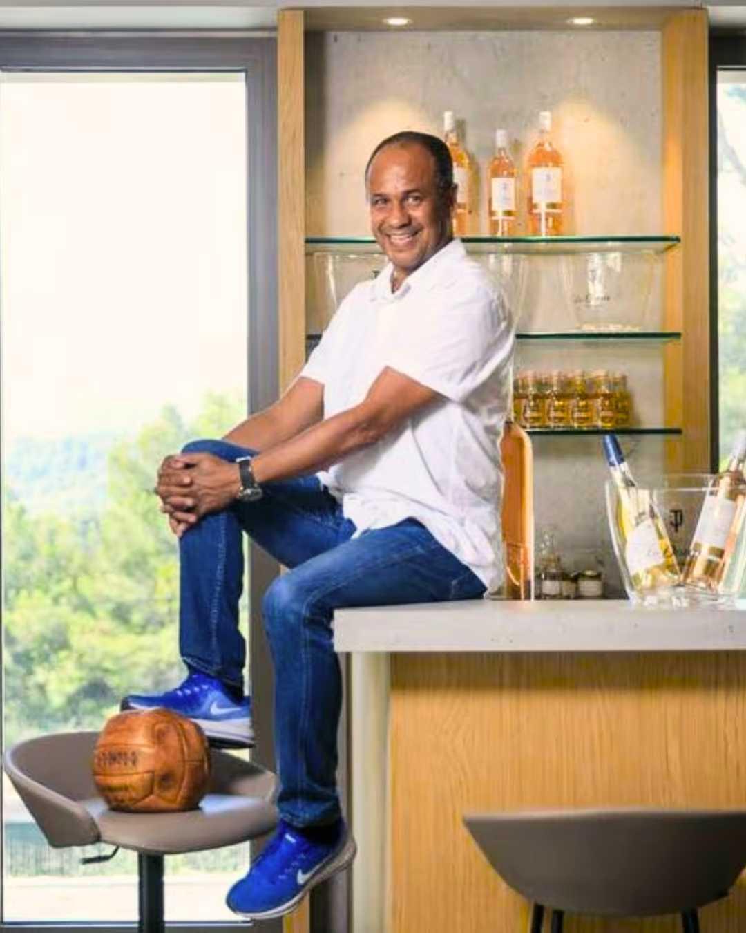 La Dona Tigana : maillot bleu et vin blanc 