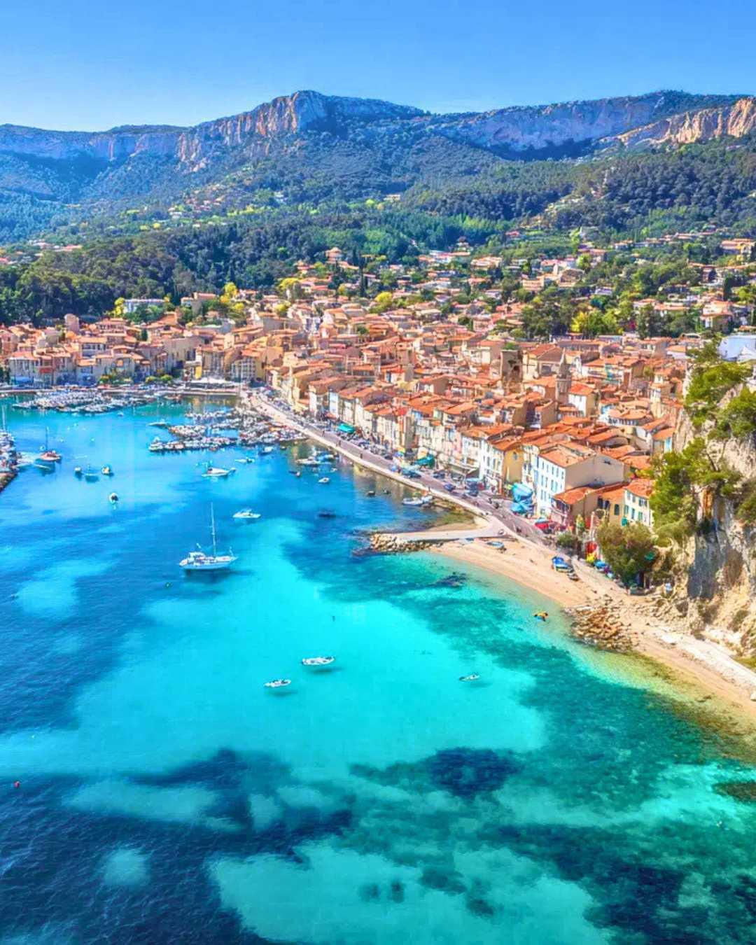 La Dona Tigana : maillot bleu et vin blanc La Dona Tigana : maillot bleu et vin blanc