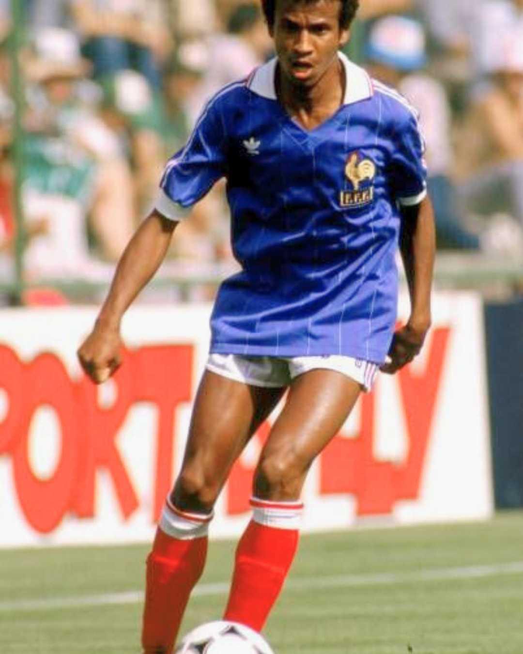 La Dona Tigana : maillot bleu et vin blanc 