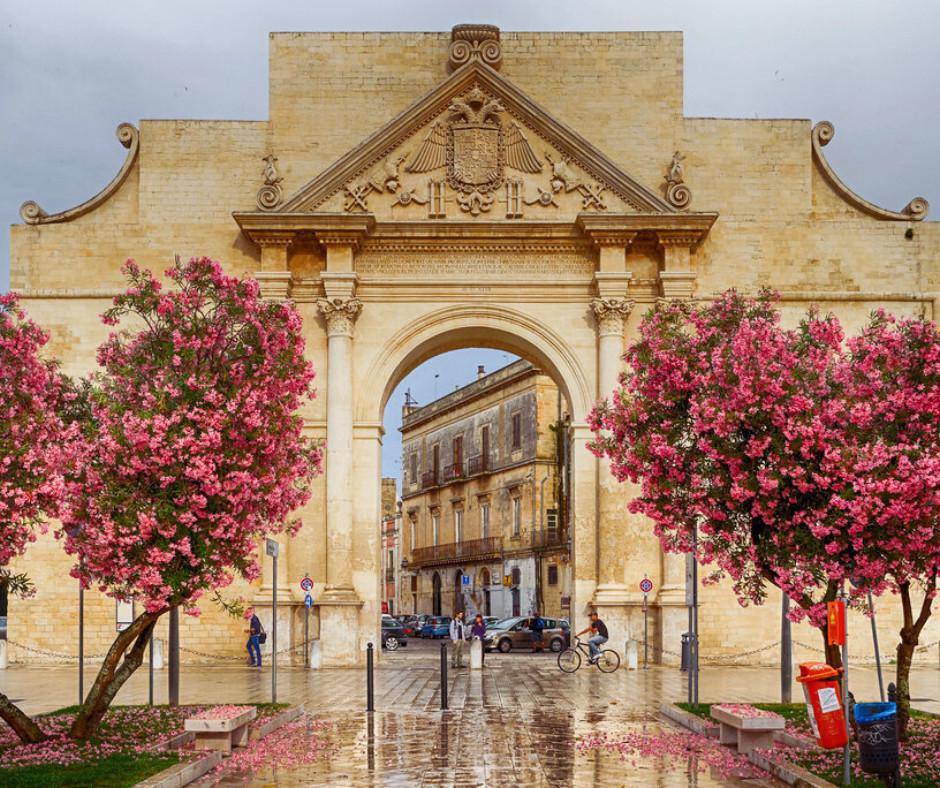 Porta Napoli: Una Porta Storica nel Cuore di Lecce e una Tappa al Road 66 Porta Napoli: Una Porta Storica nel Cuore di Lecce e una Tappa al Road 66