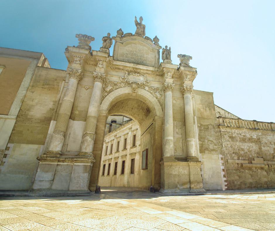 Porta Rudiae: Una Finestra sul Passato e un'Esperienza Unica al Road 66 Porta Rudiae: Una Finestra sul Passato e un'Esperienza Unica al Road 66