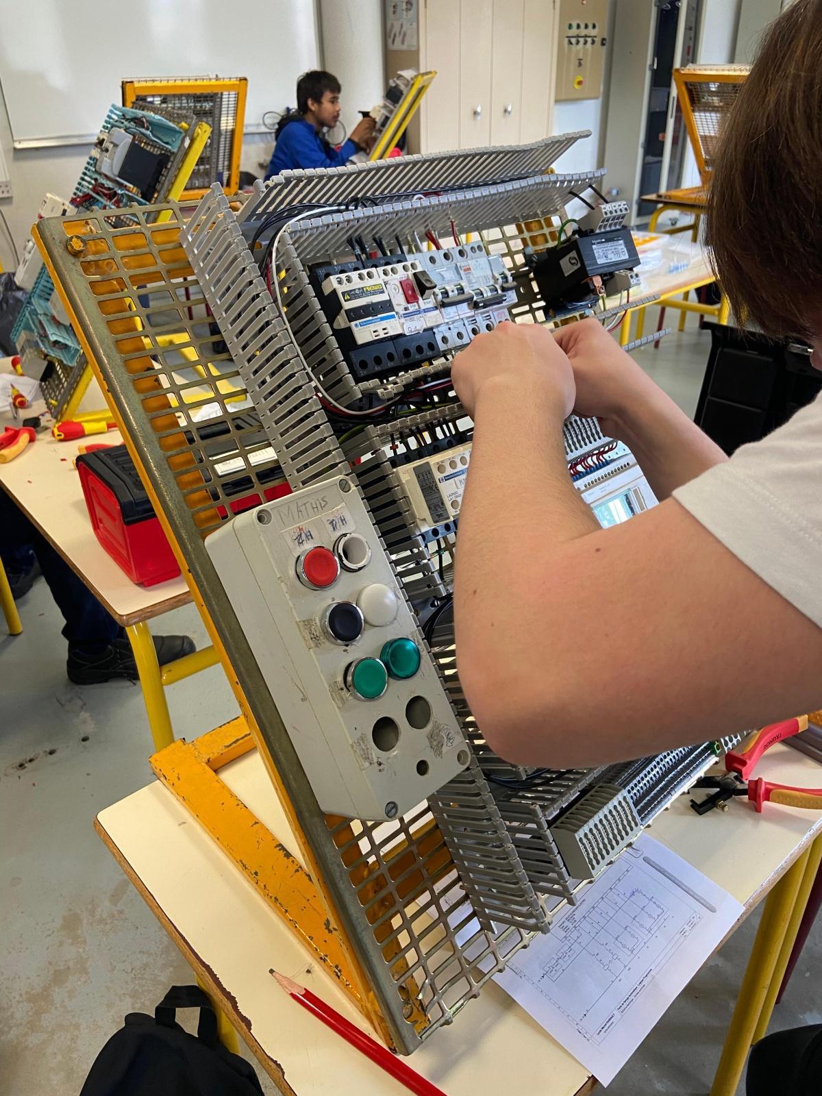 Notre bac pro - métiers de l'électricité et de ses environnements connectés (MELEC) Notre bac pro - métiers de l'électricité et de ses environnements connectés (MELEC)