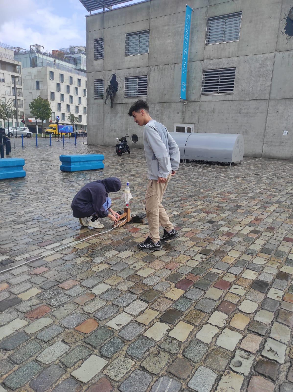 Atelier Cap Sciences avec les élèves de 3ème prépa-métiers : "Une fusée, de l'idée au vol" Atelier Cap Sciences avec les élèves de 3ème prépa-métiers : "Une fusée, de l'idée au vol"