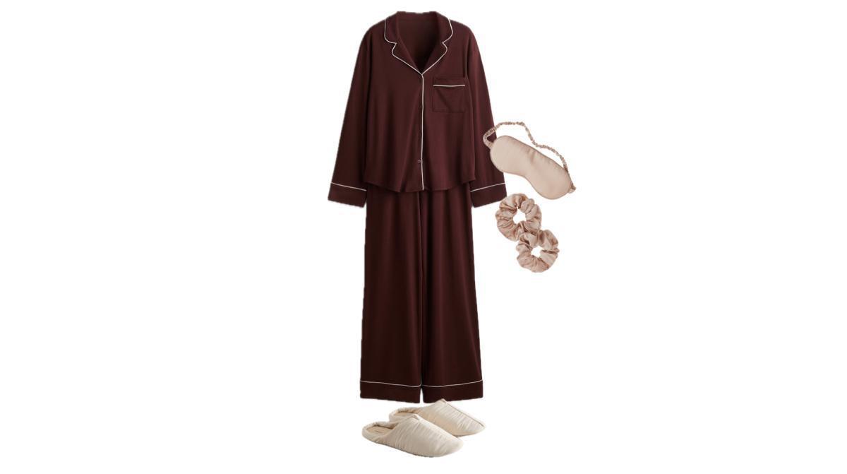 Outfit with a burgundy pajama set and quilted slippers Outfit with a burgundy pajama set and quilted slippers