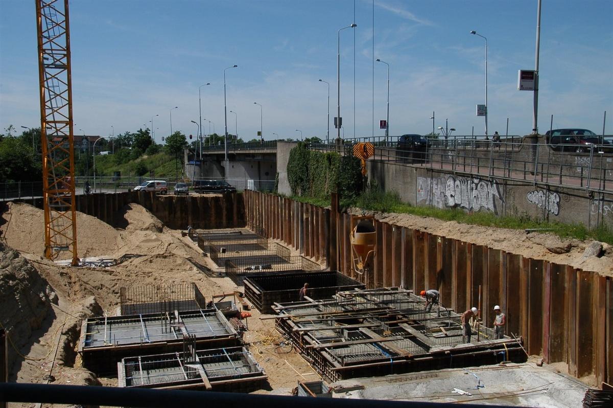 Stabiele basis: Plaatsen van damwanden voor veilig bouwen Stabiele basis: Plaatsen van damwanden voor veilig bouwen
