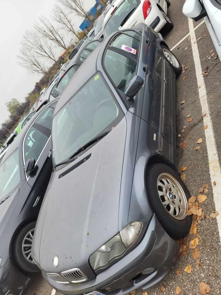 Voiture tampon sur le parking .....😂😂 que fais la direction!!!!! 1 mois et demi après toujours aucune action de la direction 