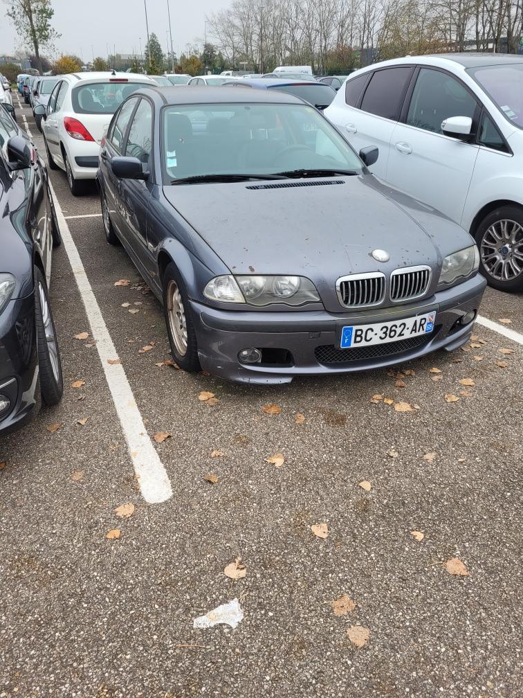 Voiture tampon sur le parking .....😂😂 que fais la direction!!!!! 1 mois et demi après toujours aucune action de la direction 