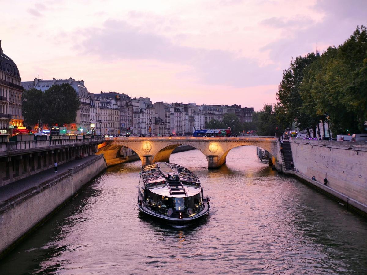 CSE: Déjeuner & balade en bateau mouche