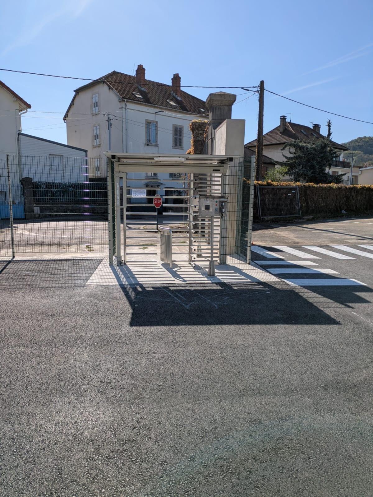 Portillon accès ville en service sur le parking d'EQI 