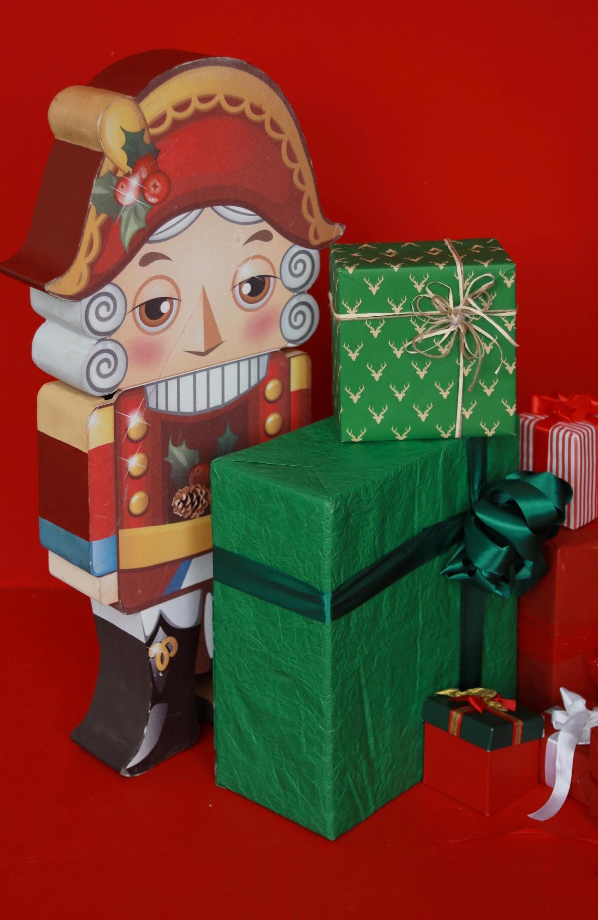 MU: DISTRIBUTION JOUETS DE NOEL