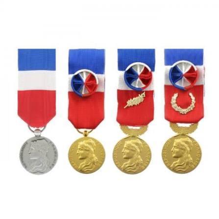 Comment obtenir la médaille du travail ?