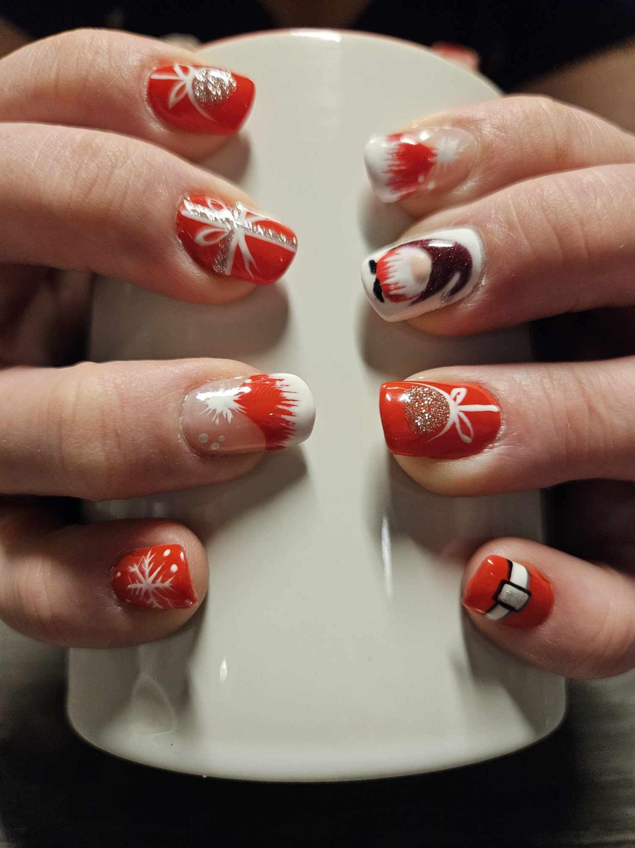 Pose de gel et nail art de Noël