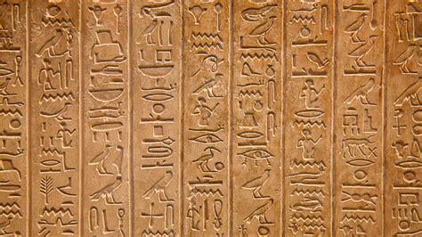 Les Scribes : maîtres des Hiéroglyphes