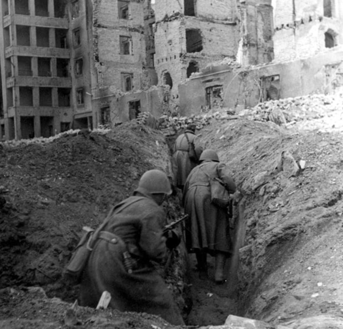 Léningrad, Stalingrad, Koursk : basculement sur le front de l'Est Léningrad, Stalingrad, Koursk : basculement sur le front de l'Est