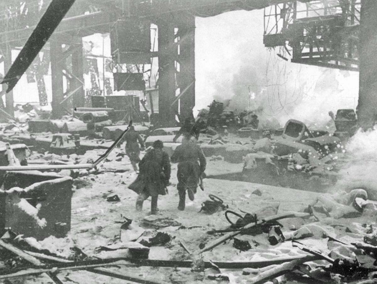 Léningrad, Stalingrad, Koursk : basculement sur le front de l'Est Léningrad, Stalingrad, Koursk : basculement sur le front de l'Est