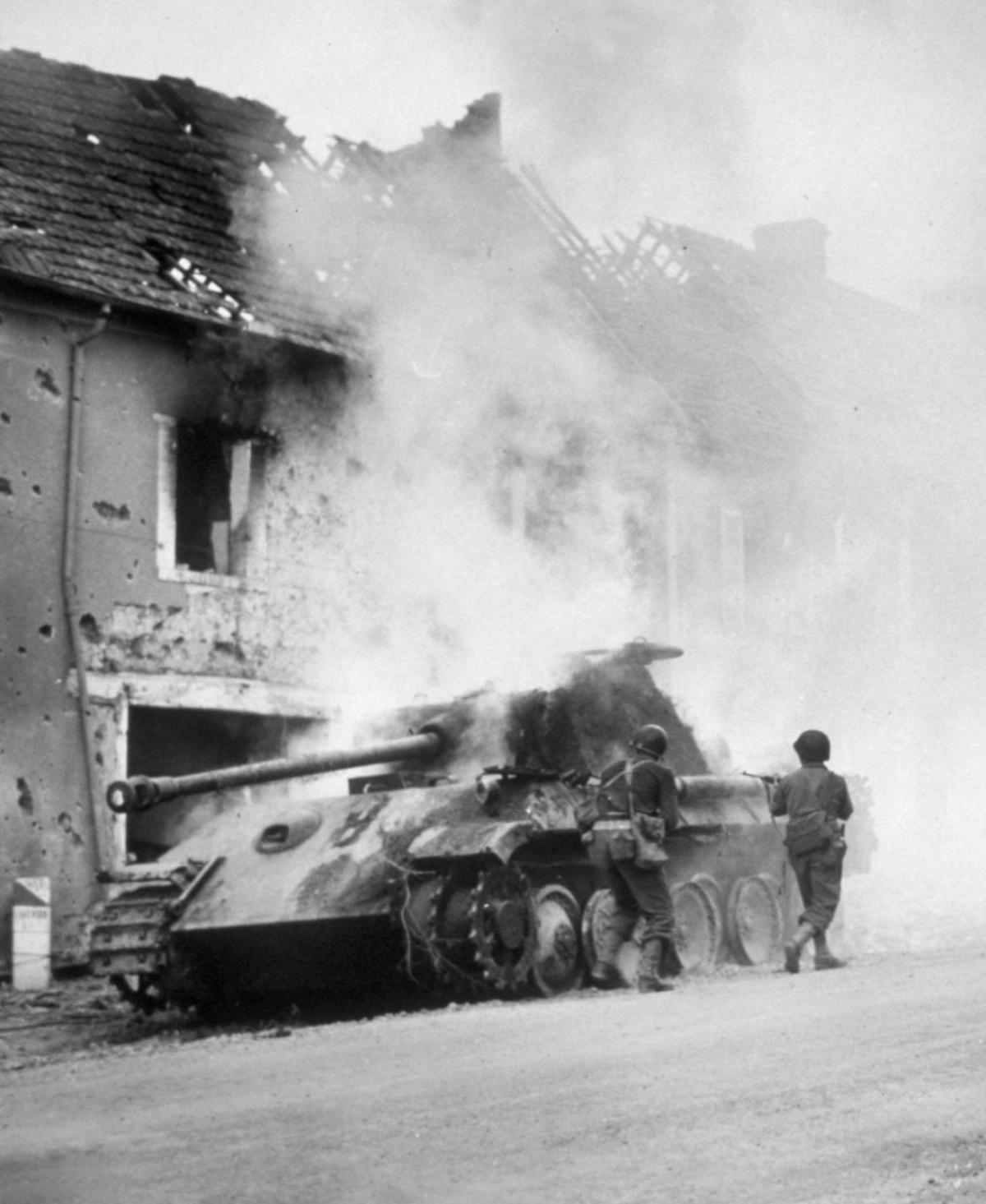 Léningrad, Stalingrad, Koursk : basculement sur le front de l'Est Léningrad, Stalingrad, Koursk : basculement sur le front de l'Est