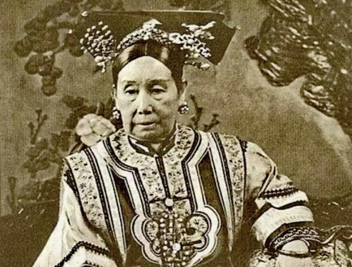 ​L'Agonie du Dragon : Le Crépuscule de l'Empire Céleste