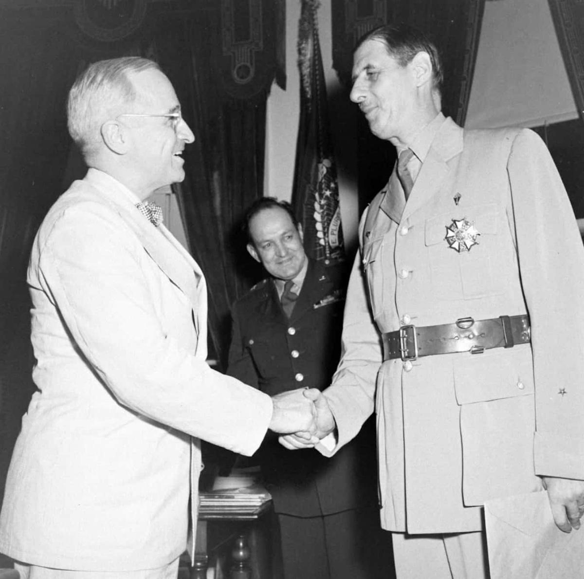 La Guerre de 10 000 jours : L'ordre ancien s'effondre (1940-1946) La Guerre de 10 000 jours : L'ordre ancien s'effondre (1940-1946)