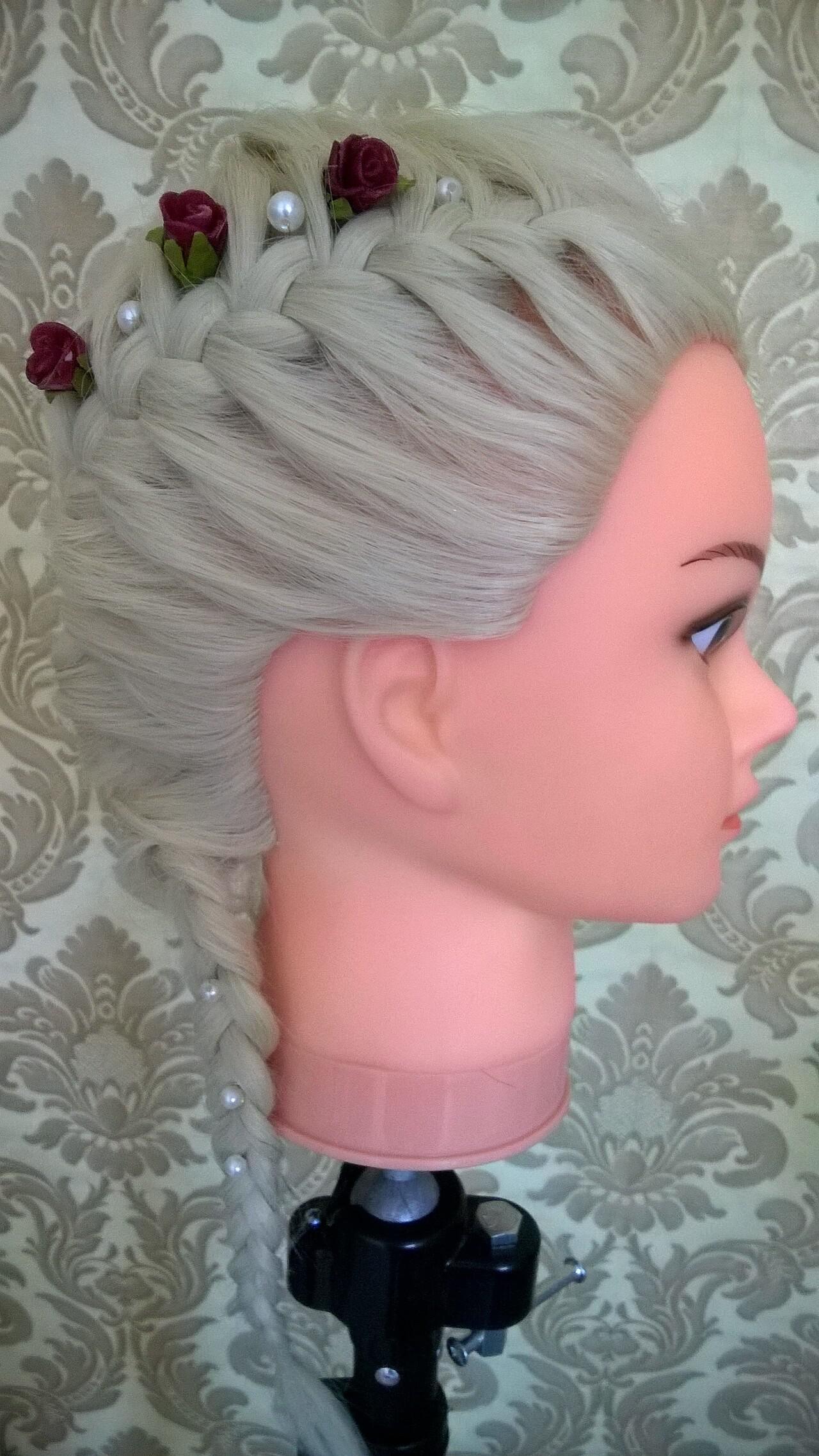 Mit Haarschmuck