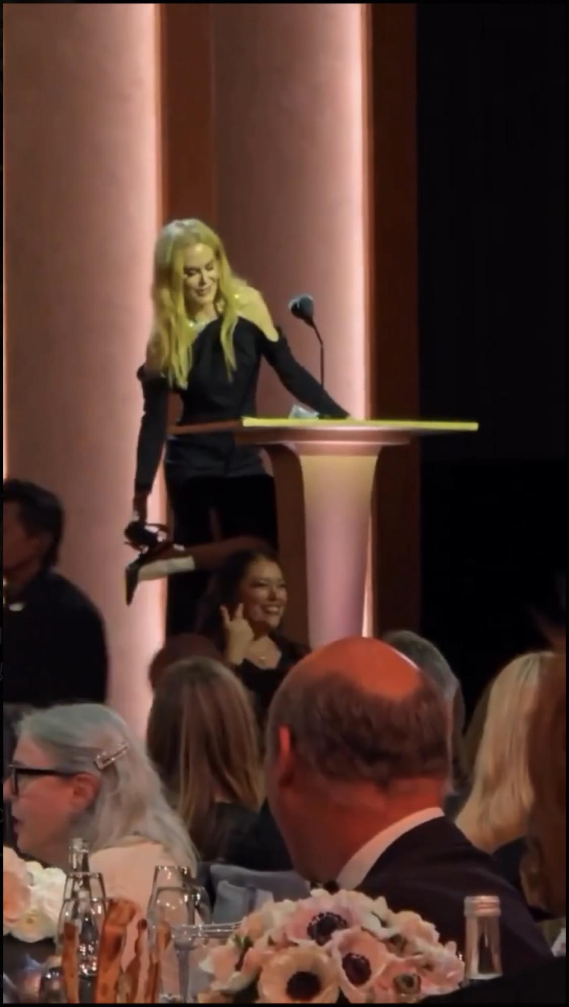 نيكول كيدمان تخلع حذائها في حفل توزيع جوائ نيكول كيدمان تخلع حذائها في حفل توزيع جوائ