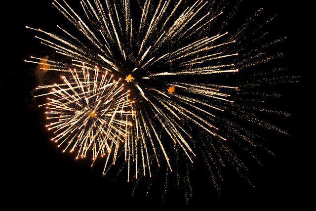 fireworks-1880042_640