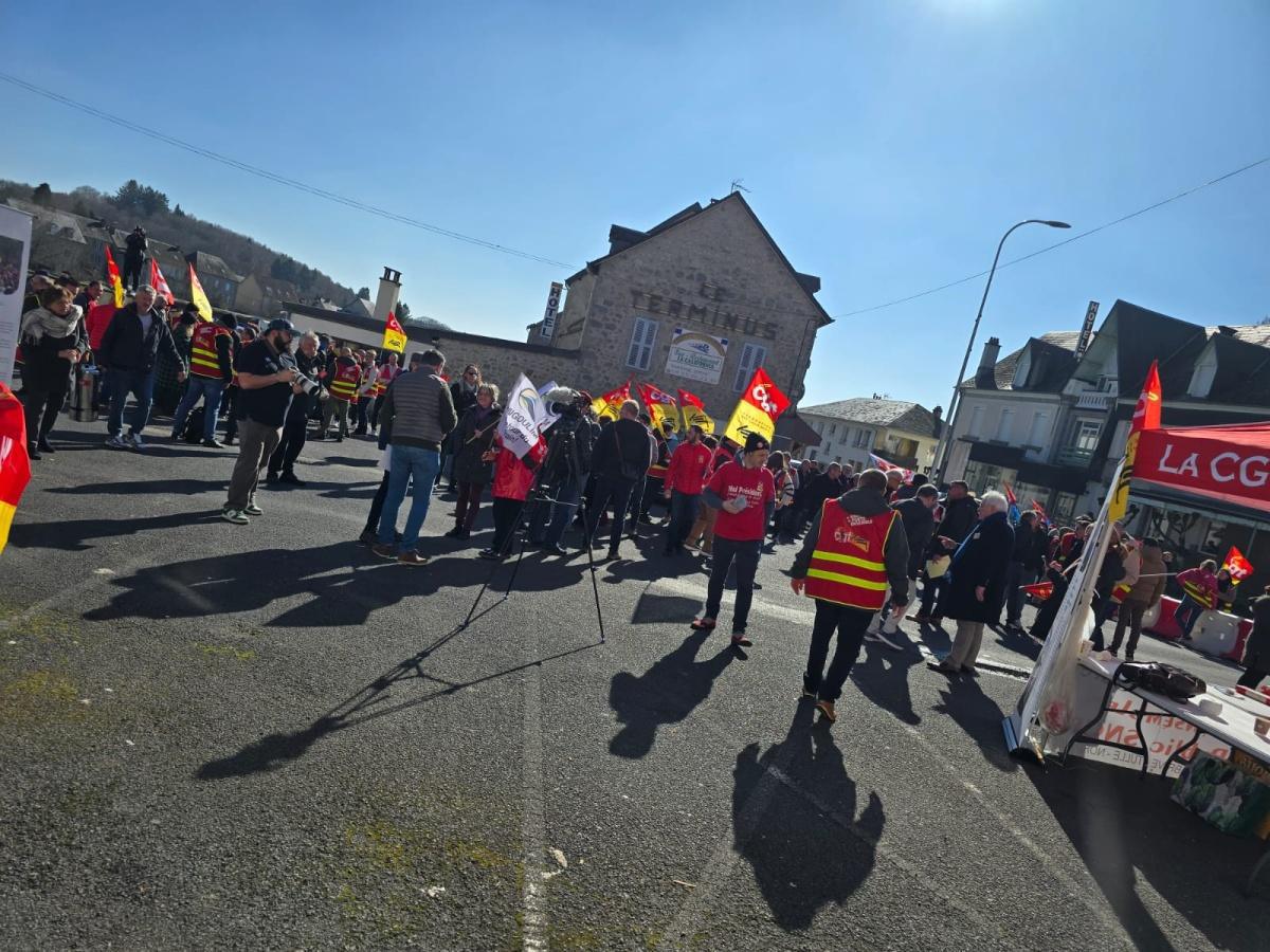 Rassemblement en cours à la gare d'Ussel