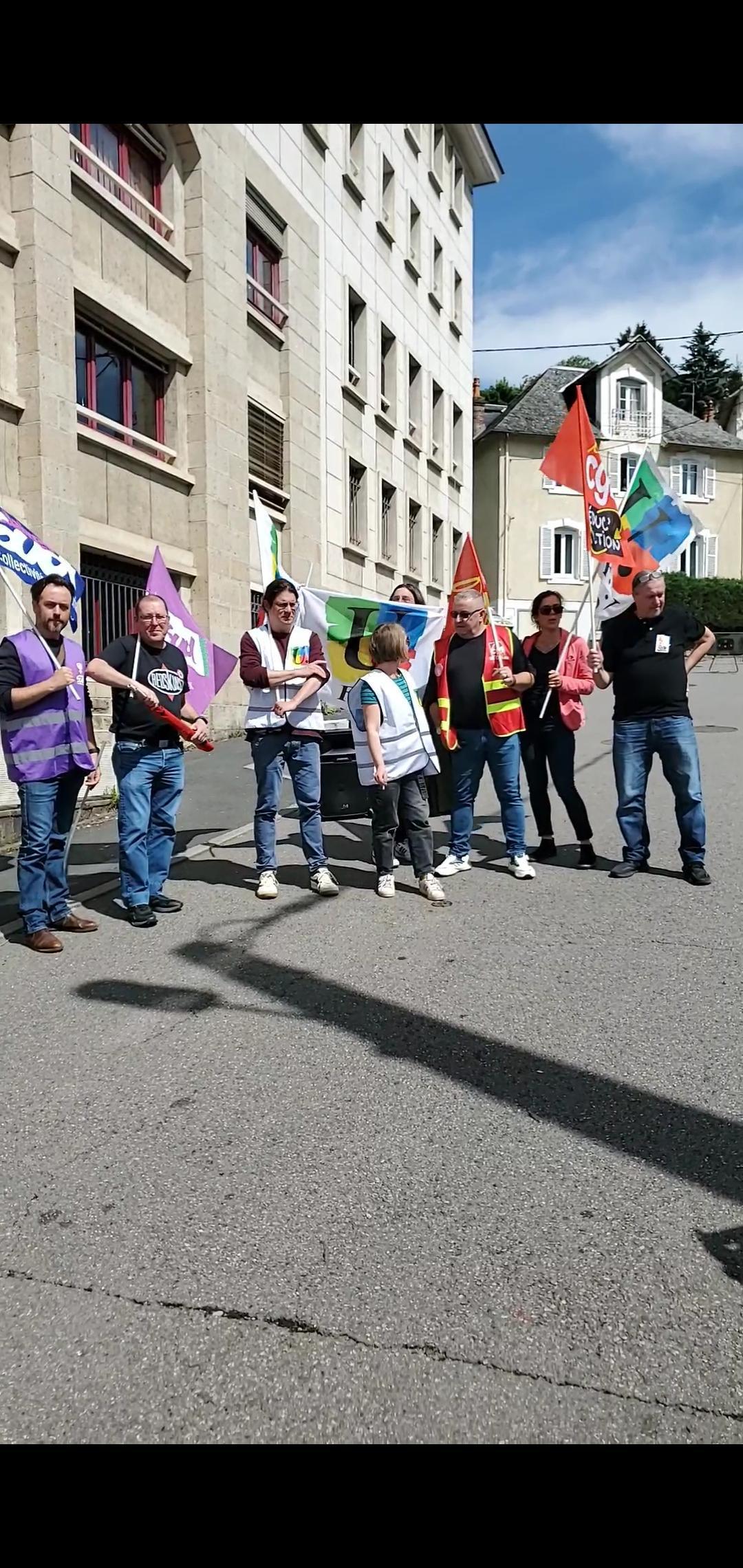 13 mai : une soixantaine de participants devant la PREF19