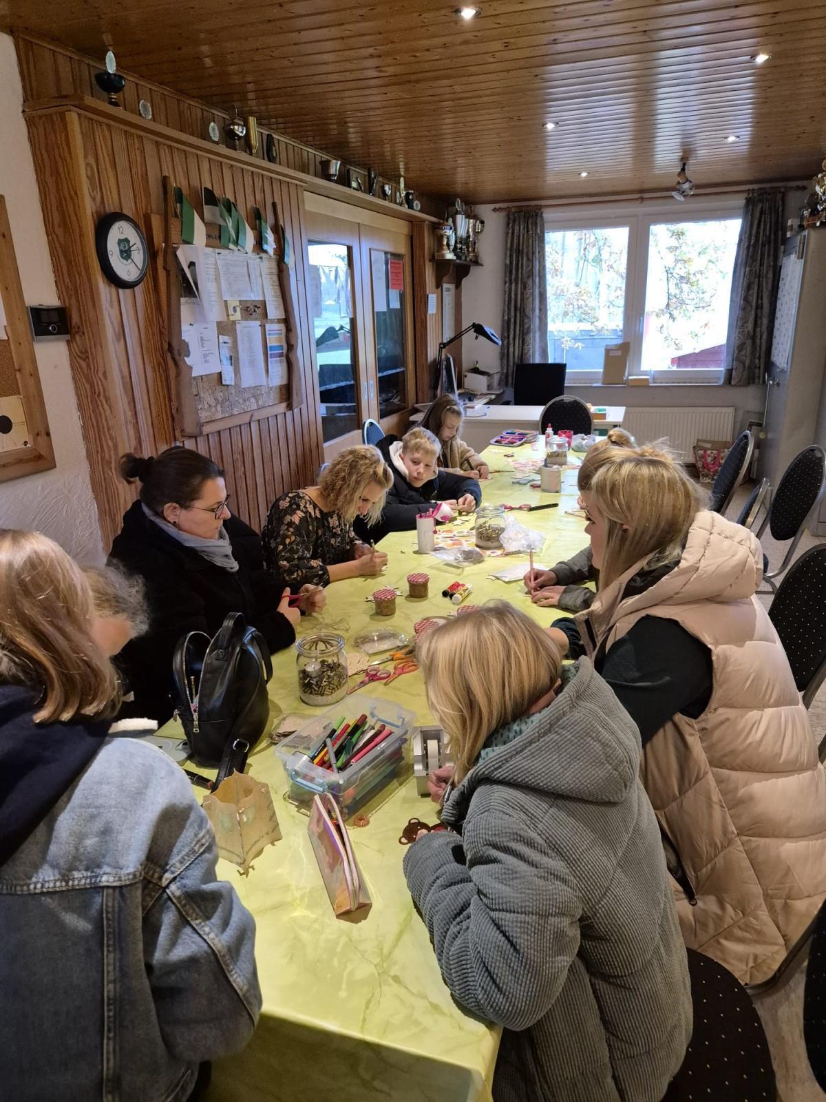 Dorfgemeinschaft Ettenbüttel: Theaterkinder starten mit Bastelnachmittag in die Adventszeit
