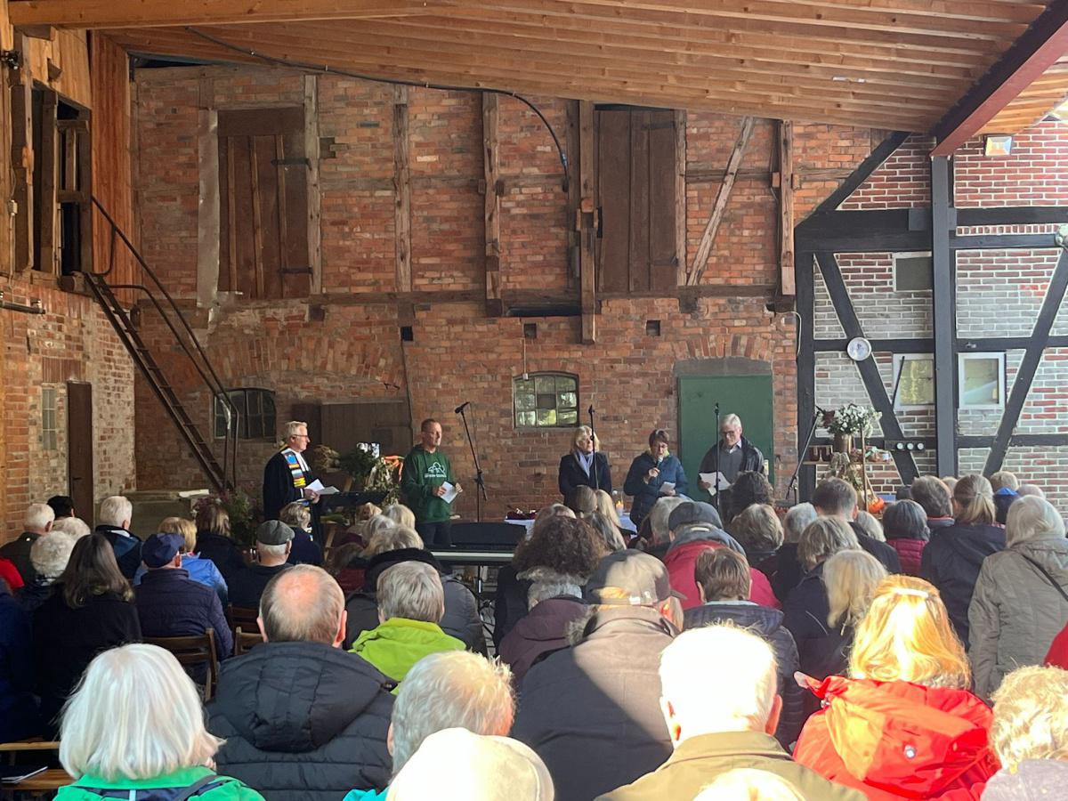 MGV Seershausen und Posaunenchor treten beim Erntedank-Gottesdienst vor ca. 130 Besuchern auf