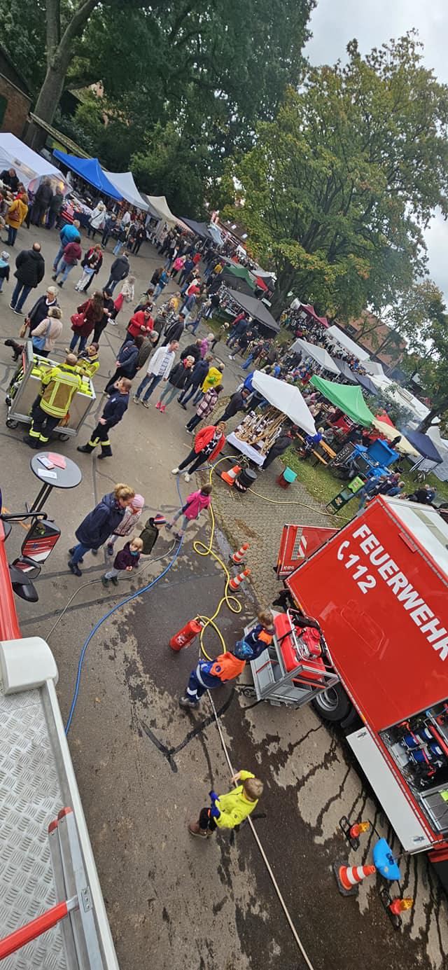 Feuerwehr Hillerse begeistert mit Aktionen auf dem Herbstmarkt 2024