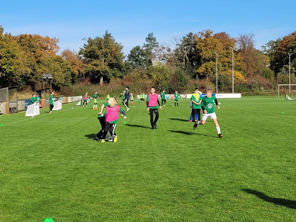 Fußball-Power pur: 73 junge Talente der JFV Kickers erleben unvergesslichen Powerday mit dem VfL Wolfsburg!