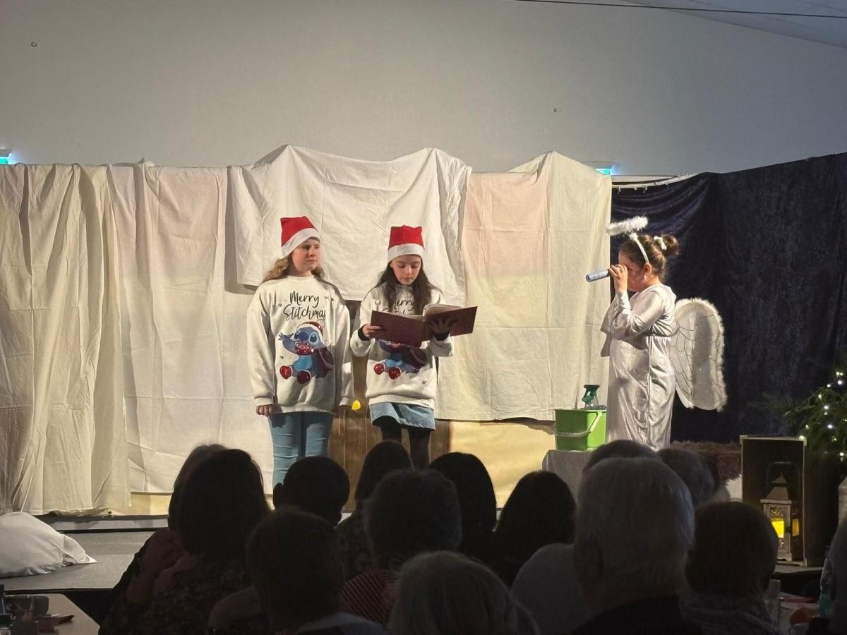 Weihnachtlicher Bühnenzauber: Kindertheater begeistert mit „Die Sternensucher“