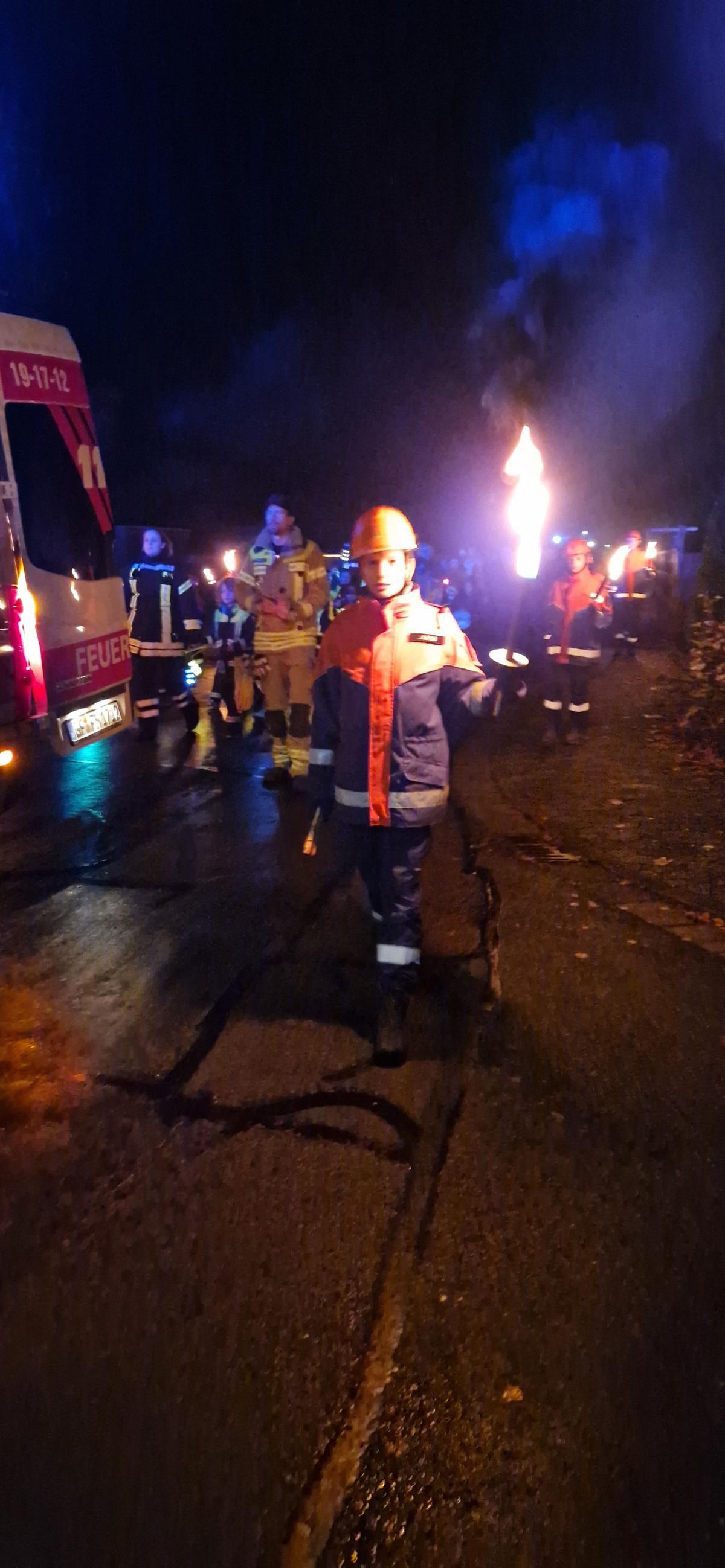 Laternenumzug der Jugendfeuerwehr Meinersen begeistert Hunderte trotz Regenwetters