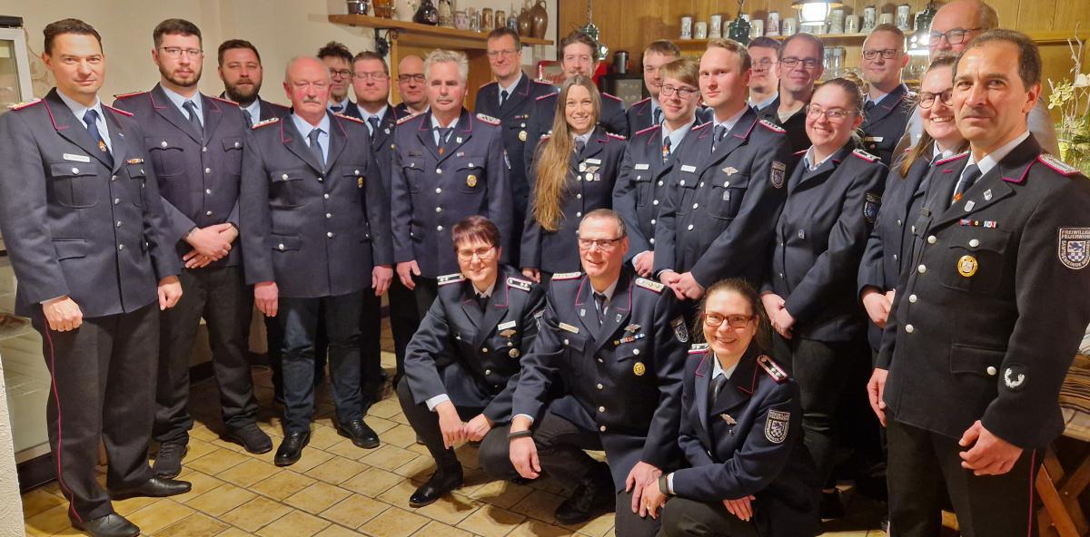 Jahresversammlung der Feuerwehr Ahnsen: Verdienstvolle Mitglieder geehrt und befördert Jahresversammlung der Feuerwehr Ahnsen: Verdienstvolle Mitglieder geehrt und befördert